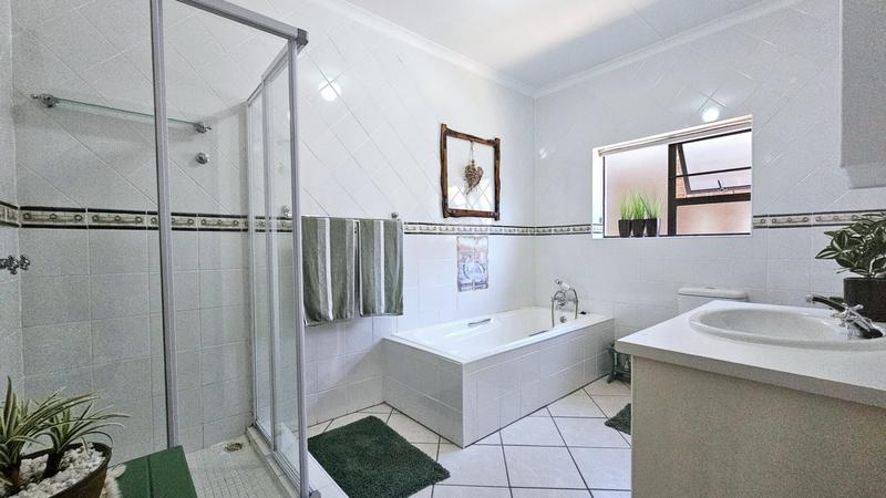 6 Bedroom Property for Sale in Fraaiuitsig Western Cape